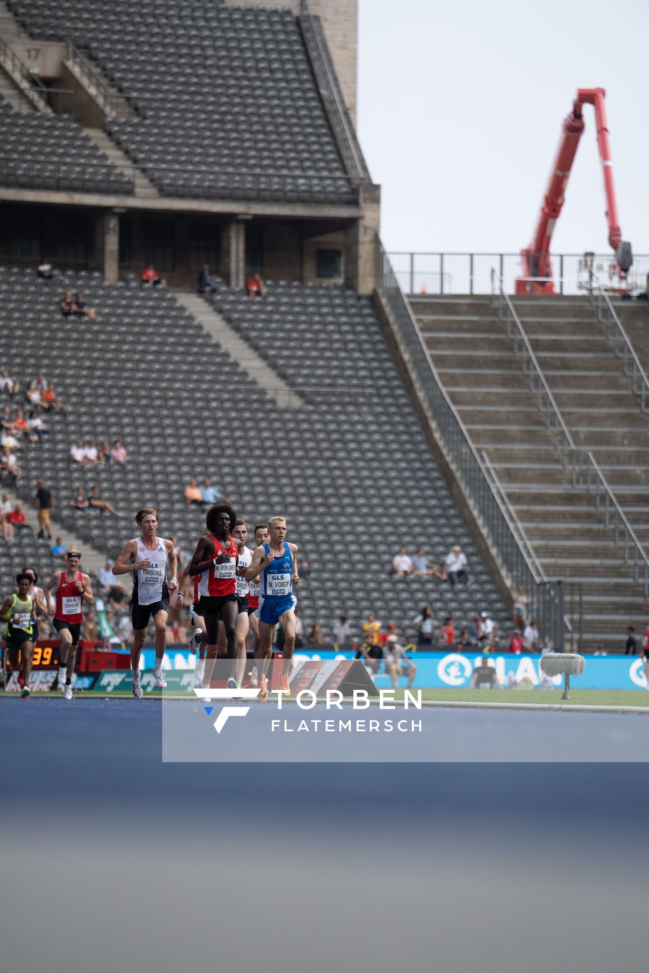 Nils Voigt (TV Wattenscheid 01) vor Mohamed Mohumed (LG Olympia Dortmund) waehrend der deutschen Leichtathletik-Meisterschaften im Olympiastadion am 25.06.2022 in Berlin